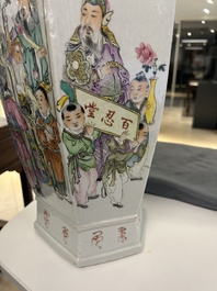 Vase de forme hexagonale en porcelaine de Chine qianjiang cai, sign&eacute; Wang Qi 王琦, 19/20&egrave;me