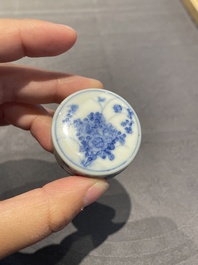 Cinq bo&icirc;tes &agrave; p&acirc;te &agrave; sceaux couvertes en porcelaine de Chine, 19/20&egrave;me