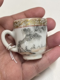 Rare paire de tasses miniatures en porcelaine de Chine &agrave; d&eacute;cor de chevaux en grisaille et dorure, Yongzheng/Qianlong
