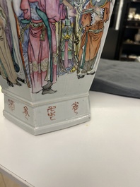 Vase de forme hexagonale en porcelaine de Chine qianjiang cai, sign&eacute; Wang Qi 王琦, 19/20&egrave;me