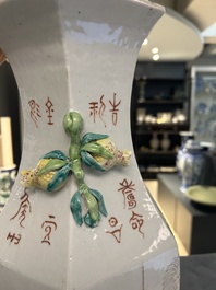 Vase de forme hexagonale en porcelaine de Chine qianjiang cai, sign&eacute; Wang Qi 王琦, 19/20&egrave;me
