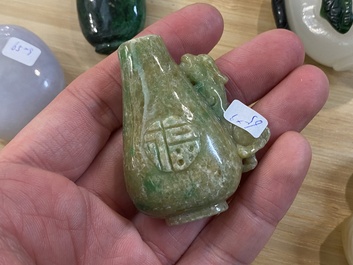 Negen Chinese snuifflessen in jade, hardsteen en glas, 19/20e eeuw