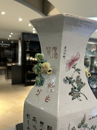 Vase de forme hexagonale en porcelaine de Chine qianjiang cai, sign&eacute; Wang Qi 王琦, 19/20&egrave;me
