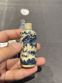 Vijf Chinese blauw-witte snuifflessen, 19/20e eeuw
