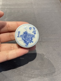 Cinq bo&icirc;tes &agrave; p&acirc;te &agrave; sceaux couvertes en porcelaine de Chine, 19/20&egrave;me