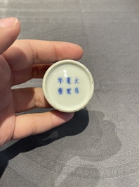 Cinq bo&icirc;tes &agrave; p&acirc;te &agrave; sceaux couvertes en porcelaine de Chine, 19/20&egrave;me