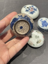 Cinq bo&icirc;tes &agrave; p&acirc;te &agrave; sceaux couvertes en porcelaine de Chine, 19/20&egrave;me