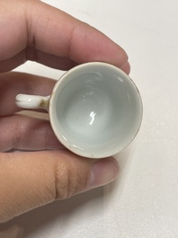 Rare paire de tasses miniatures en porcelaine de Chine &agrave; d&eacute;cor de chevaux en grisaille et dorure, Yongzheng/Qianlong