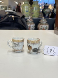 Rare paire de tasses miniatures en porcelaine de Chine &agrave; d&eacute;cor de chevaux en grisaille et dorure, Yongzheng/Qianlong