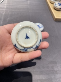 Cinq bo&icirc;tes &agrave; p&acirc;te &agrave; sceaux couvertes en porcelaine de Chine, 19/20&egrave;me