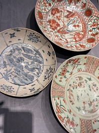 Trois plats en porcelaine de Chine en bleu et blanc et wucai dite 'de Swatow', Ming