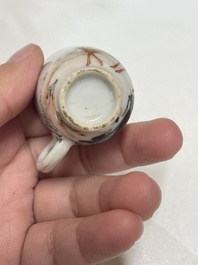 Rare paire de tasses miniatures en porcelaine de Chine &agrave; d&eacute;cor de chevaux en grisaille et dorure, Yongzheng/Qianlong