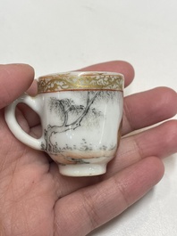 Rare paire de tasses miniatures en porcelaine de Chine &agrave; d&eacute;cor de chevaux en grisaille et dorure, Yongzheng/Qianlong