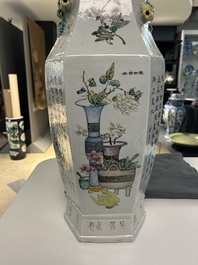 Vase de forme hexagonale en porcelaine de Chine qianjiang cai, sign&eacute; Wang Qi 王琦, 19/20&egrave;me