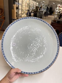 A Chinese floral anhua-decorated dish with blue and white rim, Yongzheng