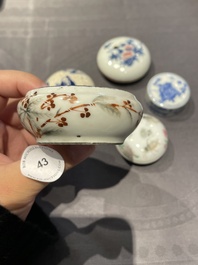 Cinq bo&icirc;tes &agrave; p&acirc;te &agrave; sceaux couvertes en porcelaine de Chine, 19/20&egrave;me