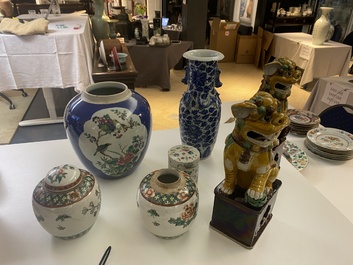 Een diverse collectie Chinees porselein, 19e eeuw