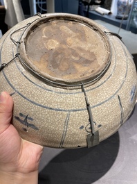 Trois plats en porcelaine de Chine en bleu et blanc et wucai dite 'de Swatow', Ming