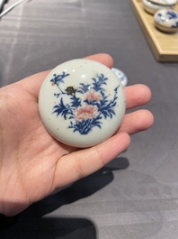 Cinq bo&icirc;tes &agrave; p&acirc;te &agrave; sceaux couvertes en porcelaine de Chine, 19/20&egrave;me