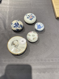 Cinq bo&icirc;tes &agrave; p&acirc;te &agrave; sceaux couvertes en porcelaine de Chine, 19/20&egrave;me