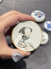 Cinq bo&icirc;tes &agrave; p&acirc;te &agrave; sceaux couvertes en porcelaine de Chine, 19/20&egrave;me