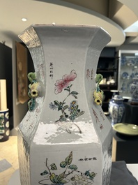 Vase de forme hexagonale en porcelaine de Chine qianjiang cai, sign&eacute; Wang Qi 王琦, 19/20&egrave;me