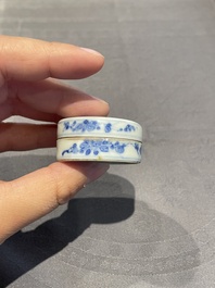 Cinq bo&icirc;tes &agrave; p&acirc;te &agrave; sceaux couvertes en porcelaine de Chine, 19/20&egrave;me