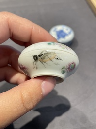 Cinq bo&icirc;tes &agrave; p&acirc;te &agrave; sceaux couvertes en porcelaine de Chine, 19/20&egrave;me