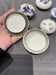 Cinq bo&icirc;tes &agrave; p&acirc;te &agrave; sceaux couvertes en porcelaine de Chine, 19/20&egrave;me