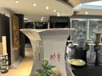 Vase de forme hexagonale en porcelaine de Chine qianjiang cai, sign&eacute; Wang Qi 王琦, 19/20&egrave;me
