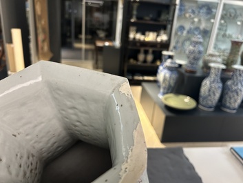 Vase de forme hexagonale en porcelaine de Chine qianjiang cai, sign&eacute; Wang Qi 王琦, 19/20&egrave;me