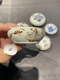 Cinq bo&icirc;tes &agrave; p&acirc;te &agrave; sceaux couvertes en porcelaine de Chine, 19/20&egrave;me