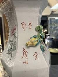 Vase de forme hexagonale en porcelaine de Chine qianjiang cai, sign&eacute; Wang Qi 王琦, 19/20&egrave;me