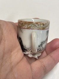 Rare paire de tasses miniatures en porcelaine de Chine &agrave; d&eacute;cor de chevaux en grisaille et dorure, Yongzheng/Qianlong