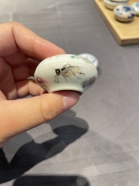 Cinq bo&icirc;tes &agrave; p&acirc;te &agrave; sceaux couvertes en porcelaine de Chine, 19/20&egrave;me