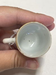 Rare paire de tasses miniatures en porcelaine de Chine &agrave; d&eacute;cor de chevaux en grisaille et dorure, Yongzheng/Qianlong