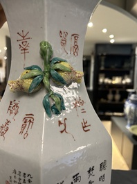 Vase de forme hexagonale en porcelaine de Chine qianjiang cai, sign&eacute; Wang Qi 王琦, 19/20&egrave;me