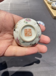 Cinq bo&icirc;tes &agrave; p&acirc;te &agrave; sceaux couvertes en porcelaine de Chine, 19/20&egrave;me