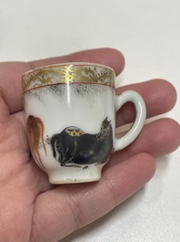 Rare paire de tasses miniatures en porcelaine de Chine &agrave; d&eacute;cor de chevaux en grisaille et dorure, Yongzheng/Qianlong