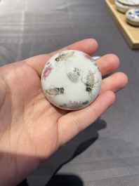 Cinq bo&icirc;tes &agrave; p&acirc;te &agrave; sceaux couvertes en porcelaine de Chine, 19/20&egrave;me