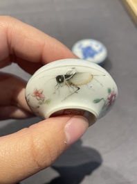 Cinq bo&icirc;tes &agrave; p&acirc;te &agrave; sceaux couvertes en porcelaine de Chine, 19/20&egrave;me