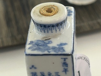 Vijf Chinese snuifflessen in blauw-wit, ijzerrood en qianjiang cai porselein, 19/20e eeuw