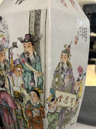 Vase de forme hexagonale en porcelaine de Chine qianjiang cai, sign&eacute; Wang Qi 王琦, 19/20&egrave;me