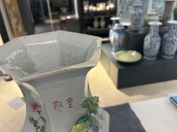Vase de forme hexagonale en porcelaine de Chine qianjiang cai, sign&eacute; Wang Qi 王琦, 19/20&egrave;me