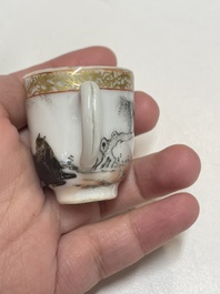 Rare paire de tasses miniatures en porcelaine de Chine &agrave; d&eacute;cor de chevaux en grisaille et dorure, Yongzheng/Qianlong
