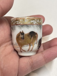 Rare paire de tasses miniatures en porcelaine de Chine &agrave; d&eacute;cor de chevaux en grisaille et dorure, Yongzheng/Qianlong