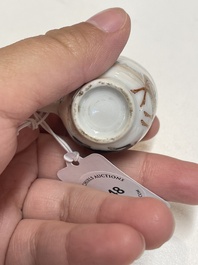 Rare paire de tasses miniatures en porcelaine de Chine &agrave; d&eacute;cor de chevaux en grisaille et dorure, Yongzheng/Qianlong