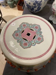 Een Chinese famille rose tuinzit met dames in een tuin, 20e eeuw