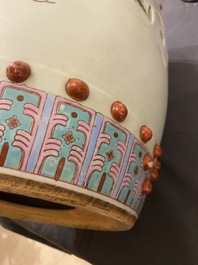 Een Chinese famille rose tuinzit met dames in een tuin, 20e eeuw