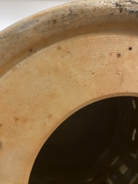 Een Chinese famille rose tuinzit met dames in een tuin, 20e eeuw